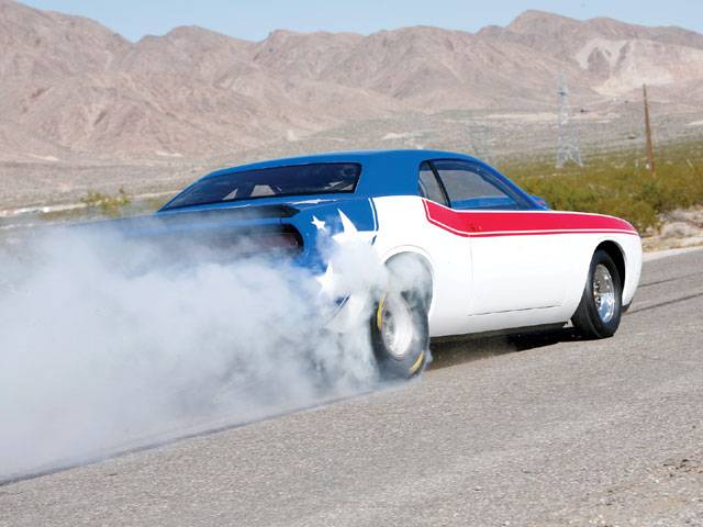 113_0703_01_z+dodge_challenger_concept_car+burnout.jpg