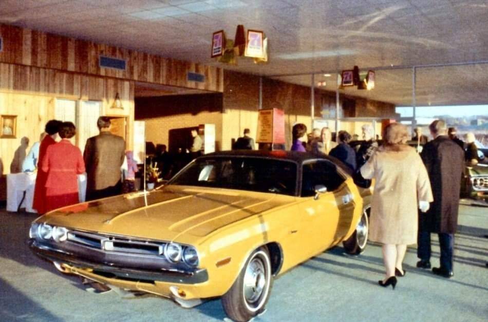 Dodge dealer 1971.jpg