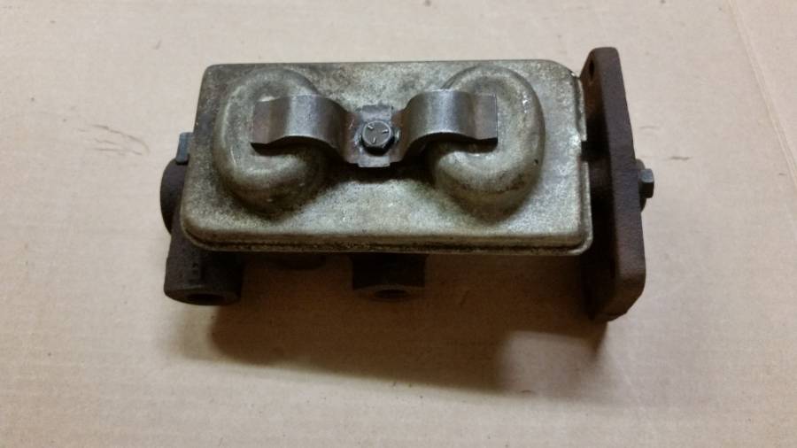 Master Cylinder 2225601-top.jpg